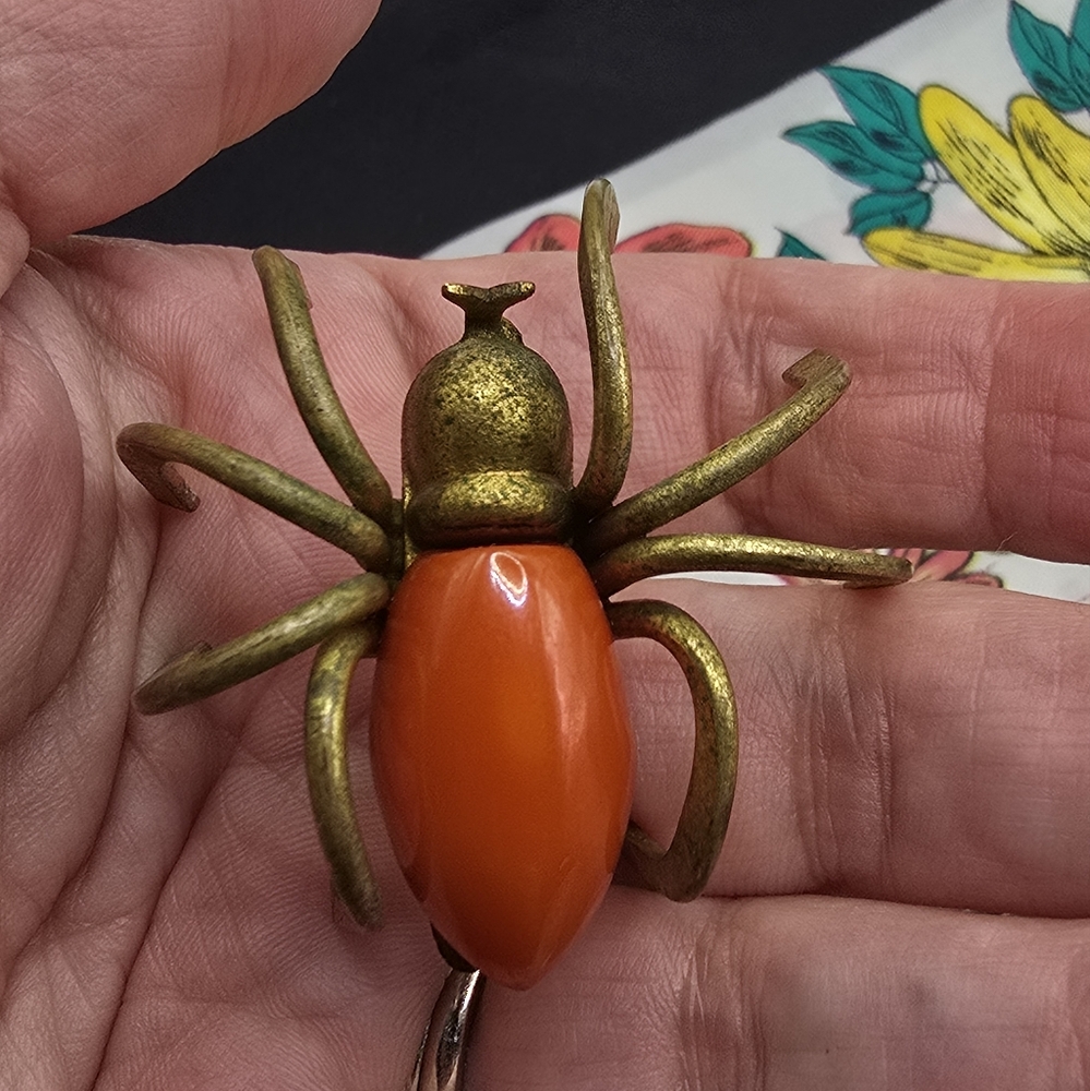Vintage Art Deco Orange Bakelite Spider Brooch - Picture 11 of 14